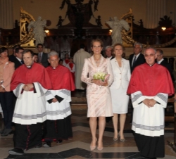 Doña Elena,acompañada por la presidenta de Aragón y los miembros del Cabildo Metropolitano, a su entrada en la Basílica del Pilar.